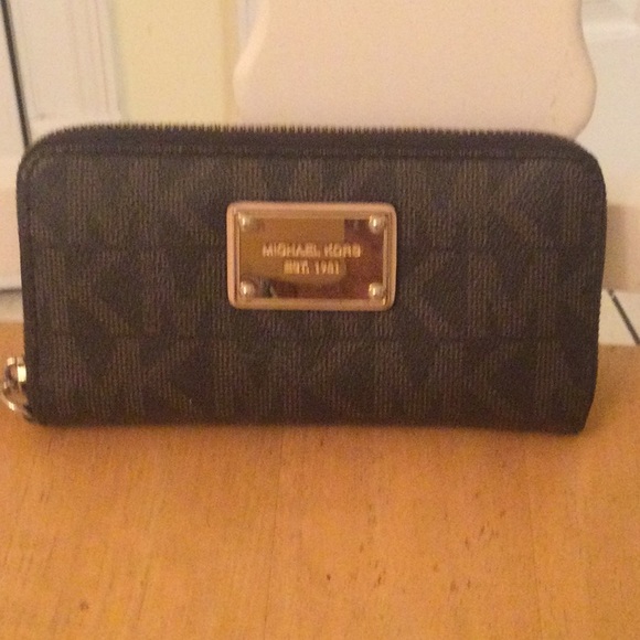 Michael Kors Handbags - Michael Kors Wallet